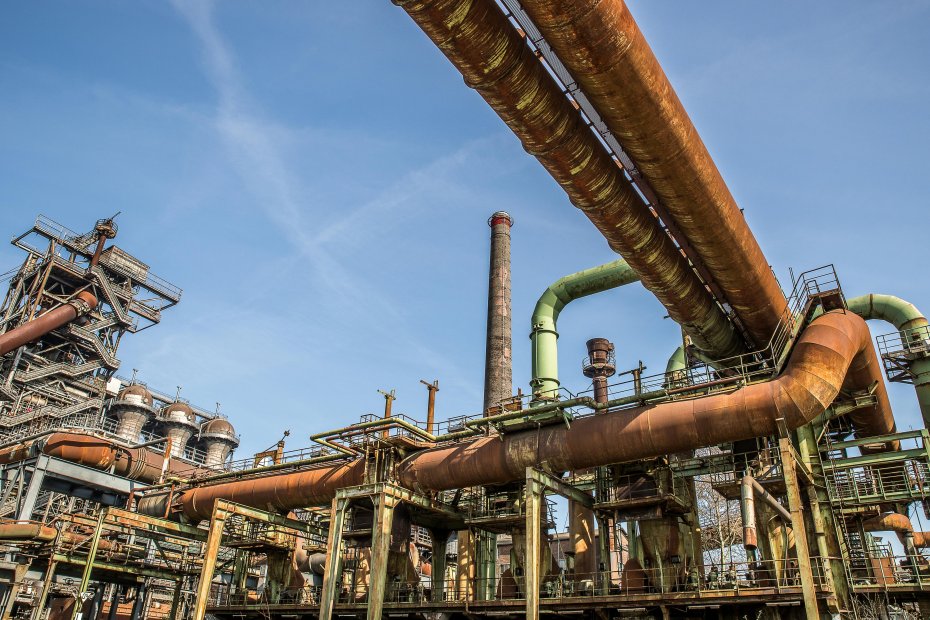 CUI and Rust on a pipeline with a blue sky in the background